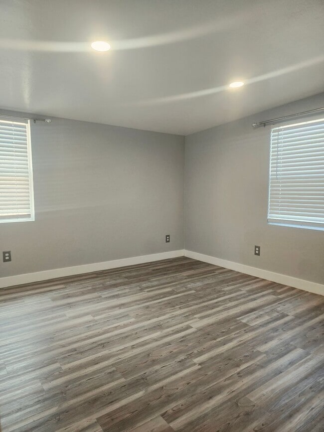 Building Photo - 307 Acoma Dr
