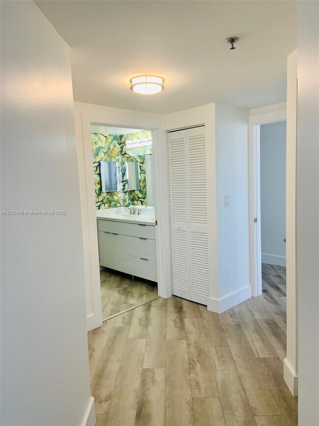 Building Photo - 6422 Collins Ave