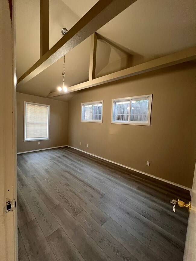 Building Photo - 274.5 Hathway Alley