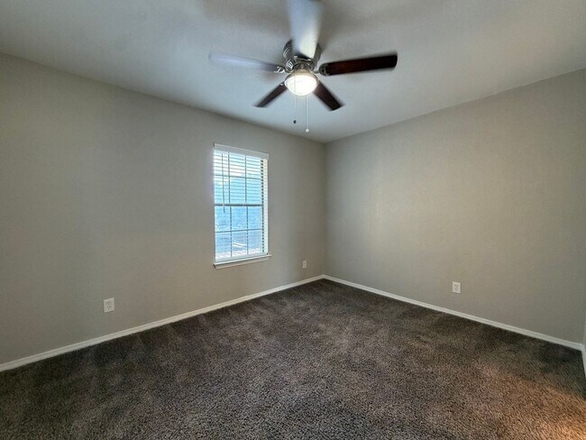 Building Photo - 7417 Kingswood Dr