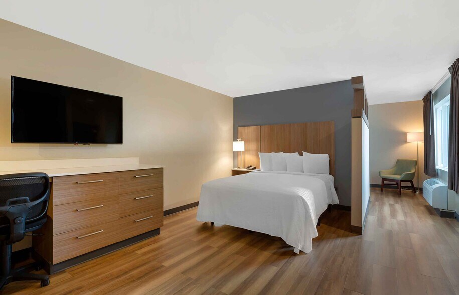 Building Photo - Furnished Studio-Providence - East Providence
