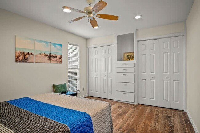 Building Photo - 2025 Eleventh Street-SI FL2-ID1023340P