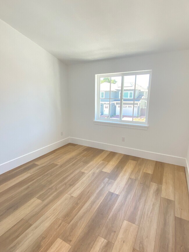 Building Photo - 205 Oak Tree Cir