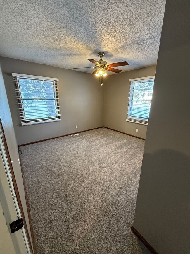 Building Photo - Welcome to this charming 3-bedroom, 2-bathroom home located in the heart of East Grand Forks, MN.