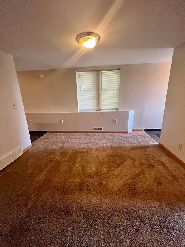 Building Photo - AVAILABLE SEPTEMBER - 2 BED 1 BATH Apt!