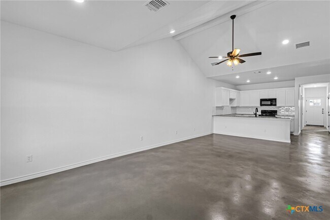 Building Photo - 907 Smoke Tree Ln