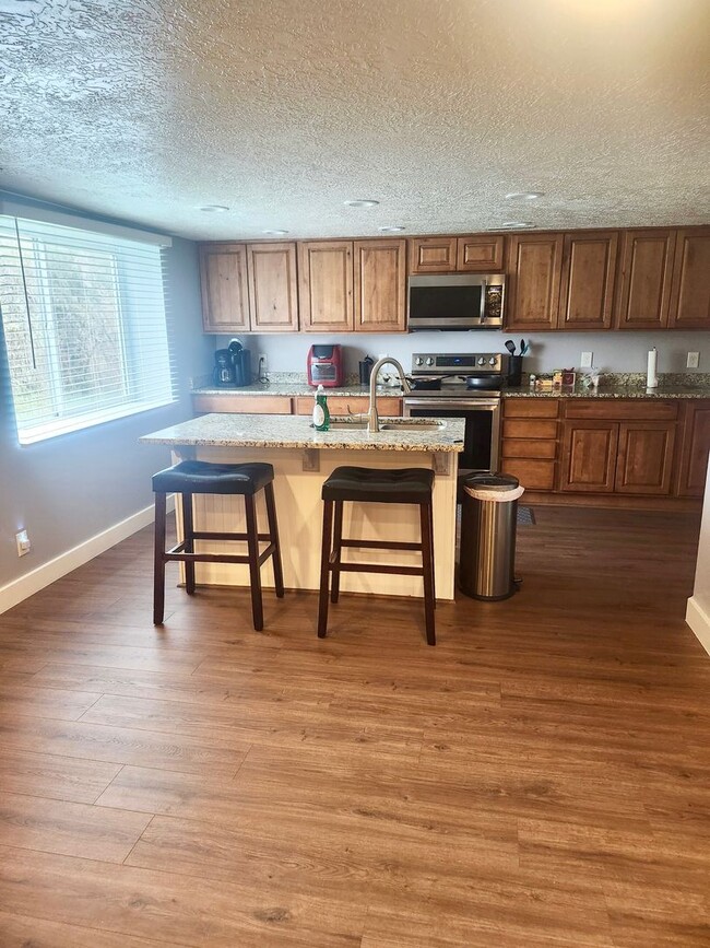 Building Photo - 4 Bed/2 Bathroom house in Farr West