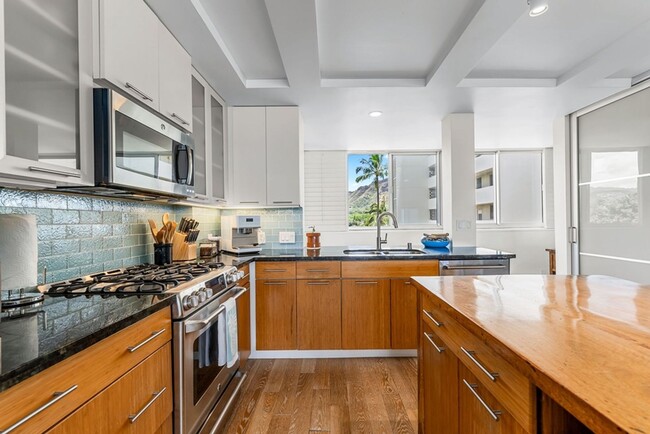 Building Photo - Colony Surf Luxe: Oceanfront 1BR w/ Diamon...