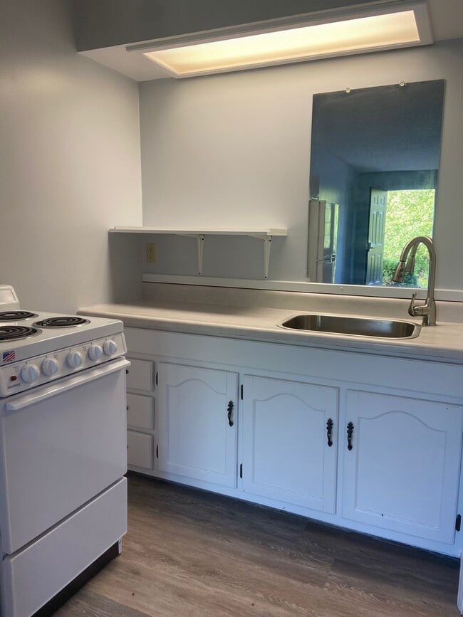 Building Photo - Studio Apartment in Hollister