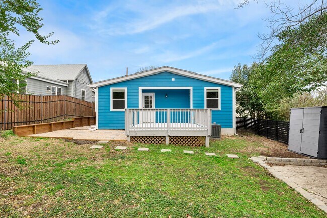 Building Photo - Cheery downtown bungalow with stunning finishes and fenced back yard.