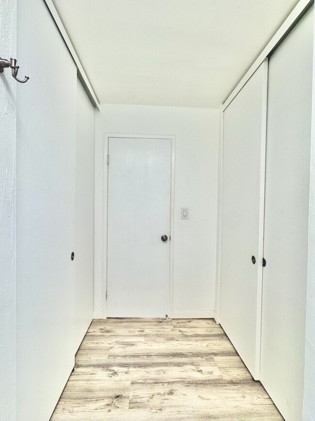 Building Photo - 493 Pio Dr