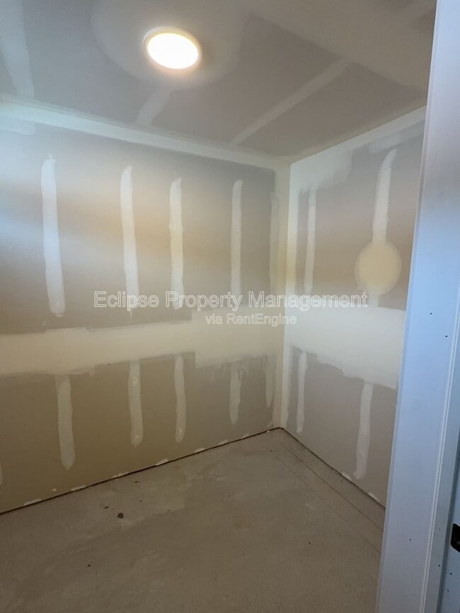 Building Photo - 250 Sasha St