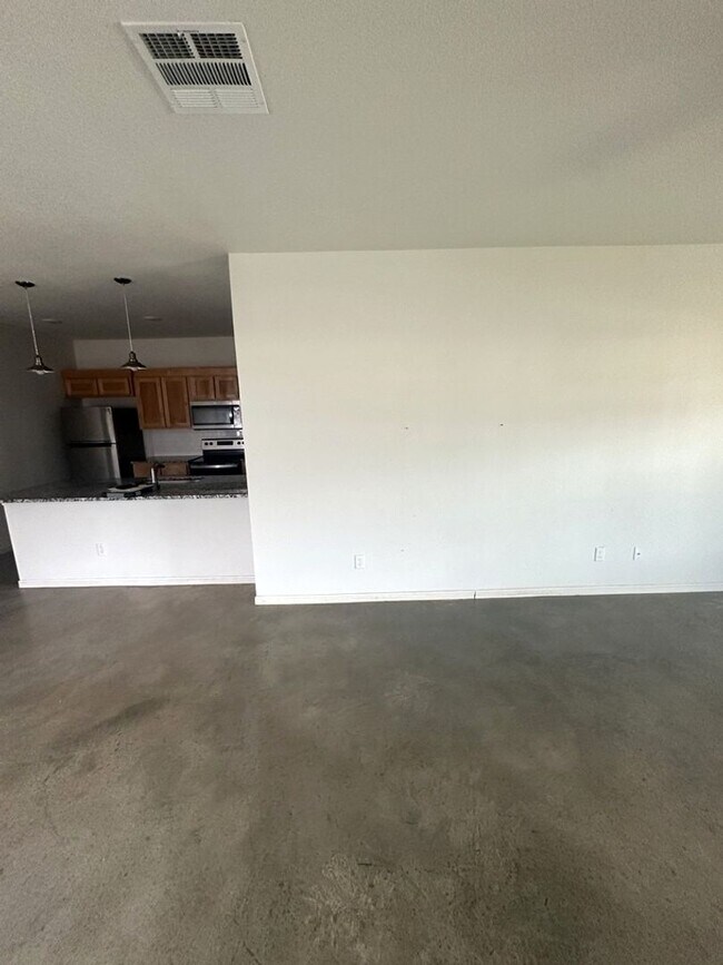 Building Photo - AVAILABLE NOW! - 2 WEEKS FREE