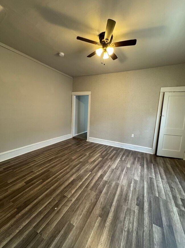 Building Photo - Spacious 3-Bedroom Home in Elmwood Park — ...