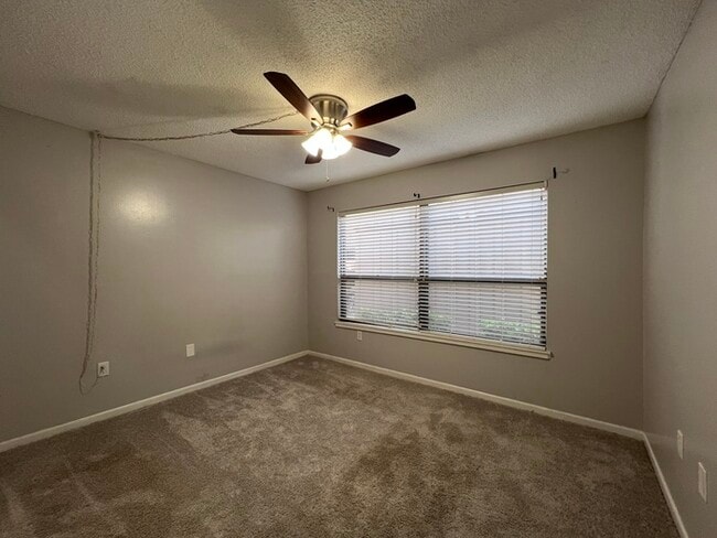 Building Photo - Stylish 2 Bed, 2 Bath Condo with Modern Am...