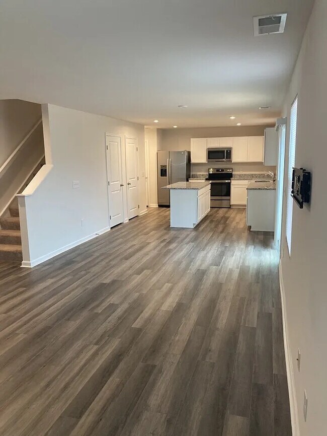 Building Photo - 5 Bedroom 2.5 bathroom