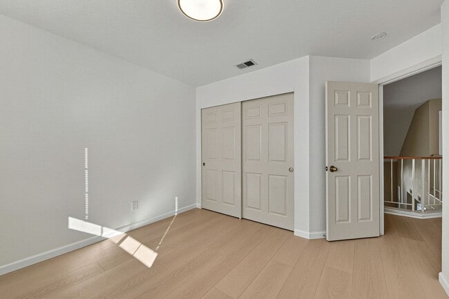 Building Photo - Updated Family Spacious Home w/ Fenced in ...