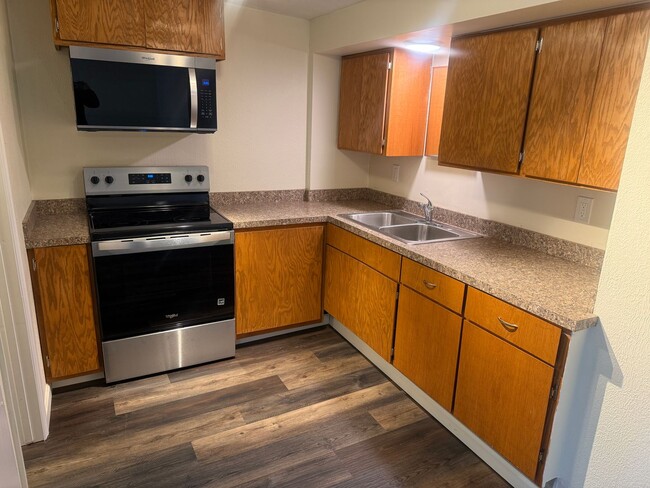 Building Photo - Studio apartment with a large garage in Eugene!