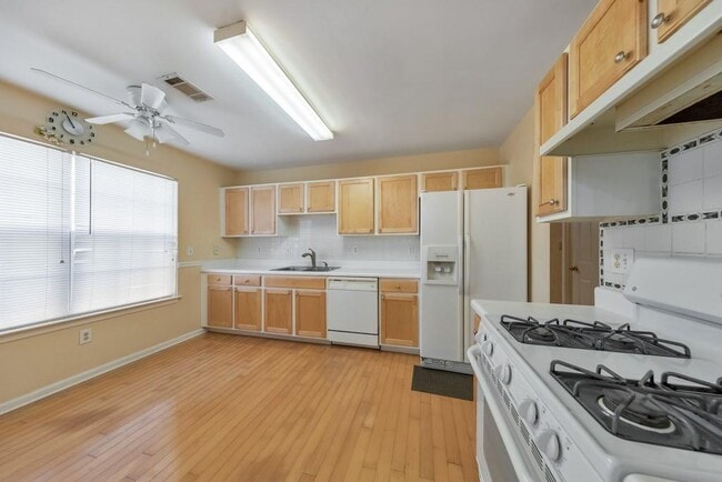 Building Photo - 2025 Baramore Oaks Dr