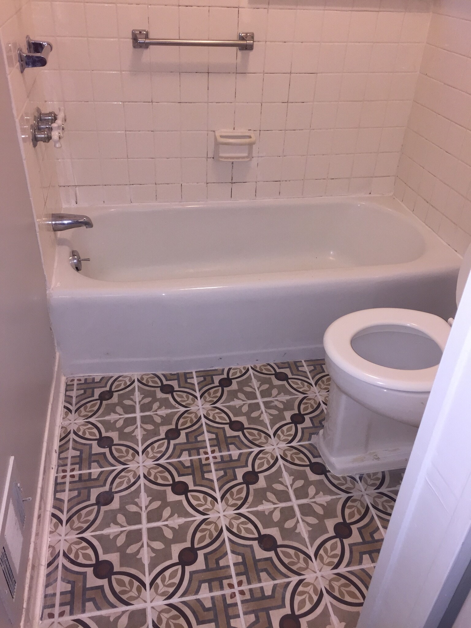 Bath in Large bedroom - 1900 Richard Jones Rd