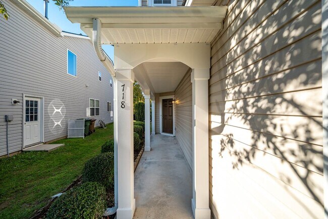 Building Photo - 718 Delta Downs Dr