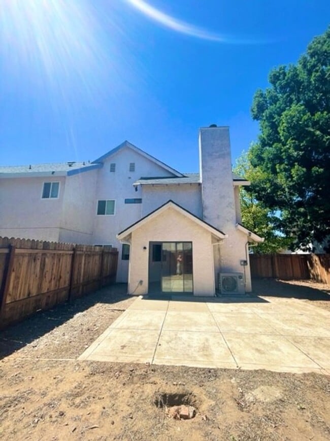 Building Photo - Darling Elk Grove Halfplex!