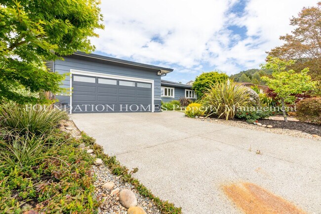 Building Photo - 10 - 22 Month FURNISHED Lease: Bring Indoor/Outdoor Living HOME with this 3bd+/2.5ba plus Pool & ...