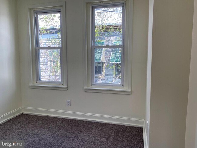 Building Photo - 823 Hutton St