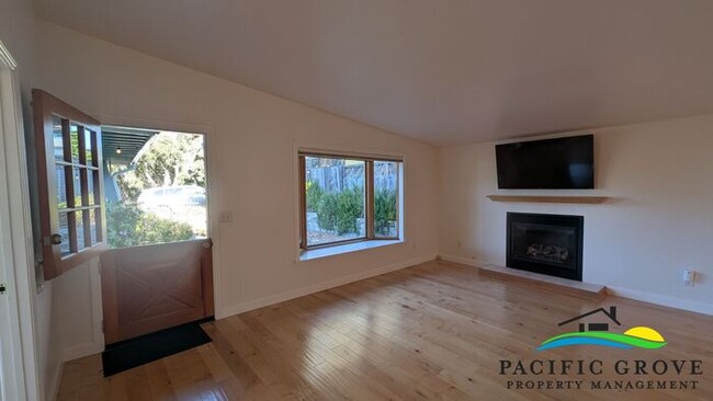 Building Photo - Bright and Cozy 3 Bedroom Home In Pacific Grove