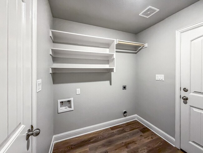 Building Photo - 2800 Orchid Dr