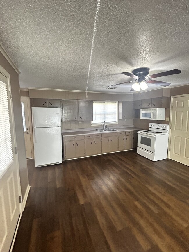 Building Photo - 451 Mill St