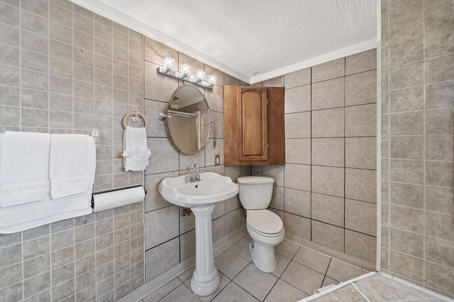 Building Photo - 2709 Kilbourne Ave