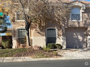 Building Photo - Three Bedroom 2 1/2 bath Townhouse