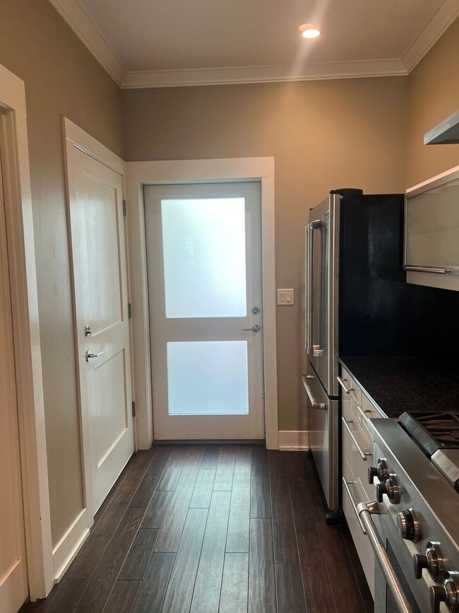 Building Photo - Stunning 2-Bedroom, 2.5-Bath Townhouse!