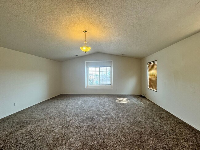 Building Photo - 4 bed 2.5 bath home in Huning Ranch