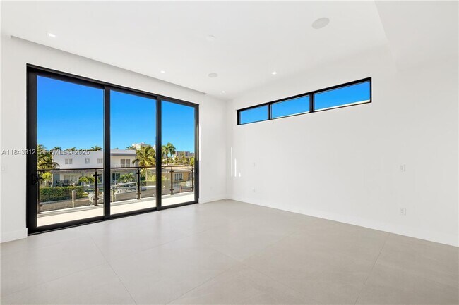 Building Photo - 2050 S Hibiscus Dr