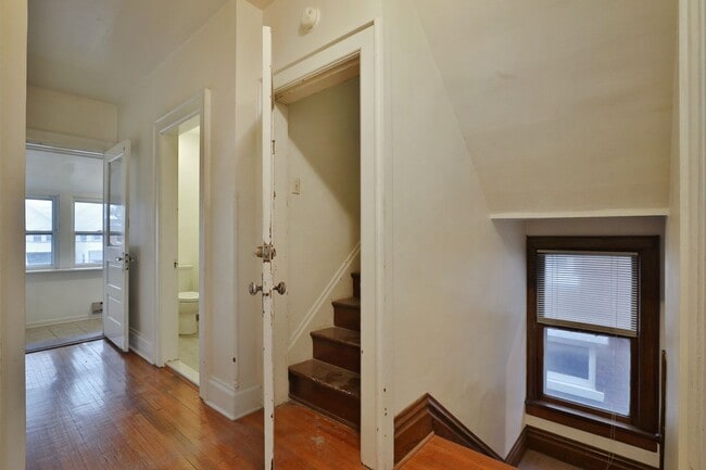 Building Photo - 2403 Summit St