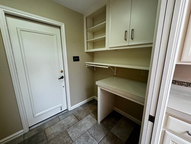 Building Photo - Country Place Estates Town Home