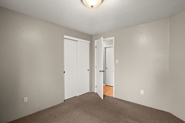 Building Photo - 2360 Temple Dr