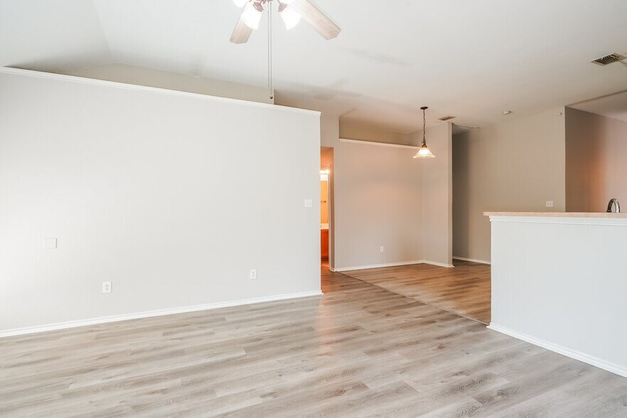 Building Photo - 1345 Meadowbrook Ln
