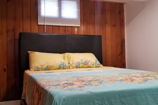 Building Photo - 321 W Valley Stream Blvd