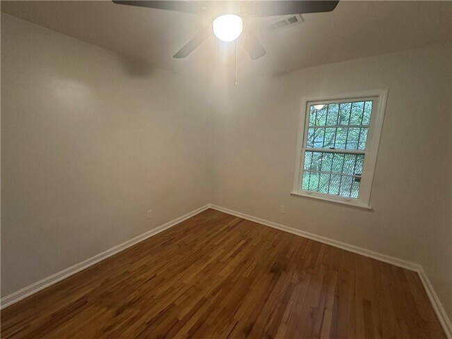 Building Photo - 349 Laquita Dr SE