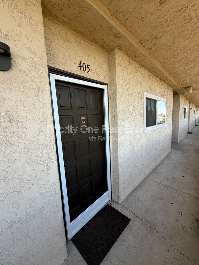 Building Photo - 4041 Oakcrest Dr