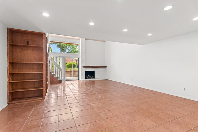 Building Photo - 1696 Caminito Aliviado