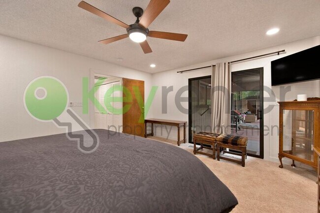 Building Photo - 9635 Oak Leaf Way