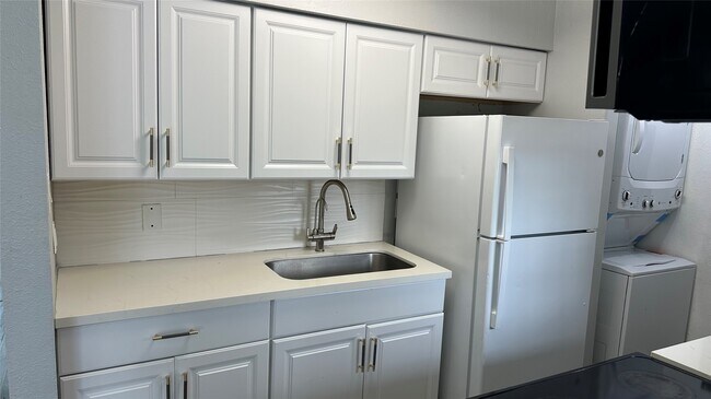 Building Photo - 9550 Deering Dr