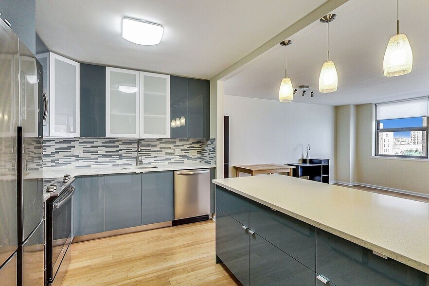 Building Photo - 6301 N Sheridan Rd