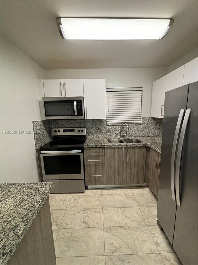 Building Photo - 7470 Miami Lakes Dr