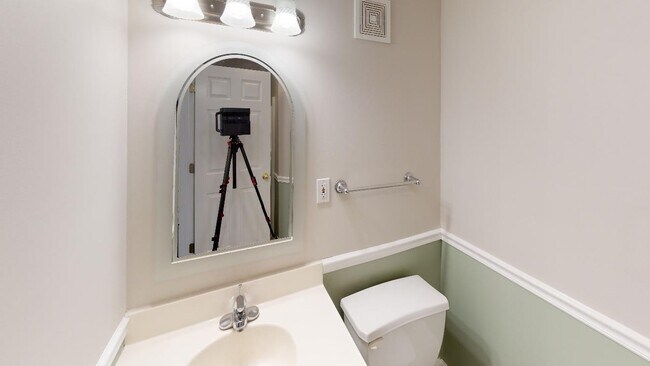 Building Photo - $995 PER BEDROOM! 3BR/2BA Condo Near UTK, ...