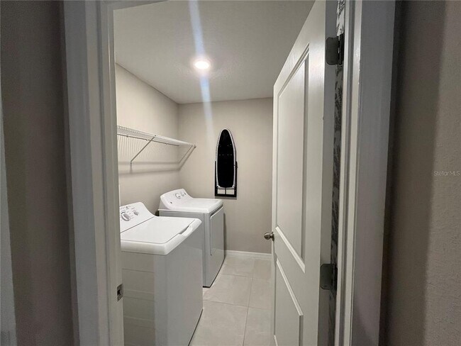 Building Photo - 241 Argyll Dr